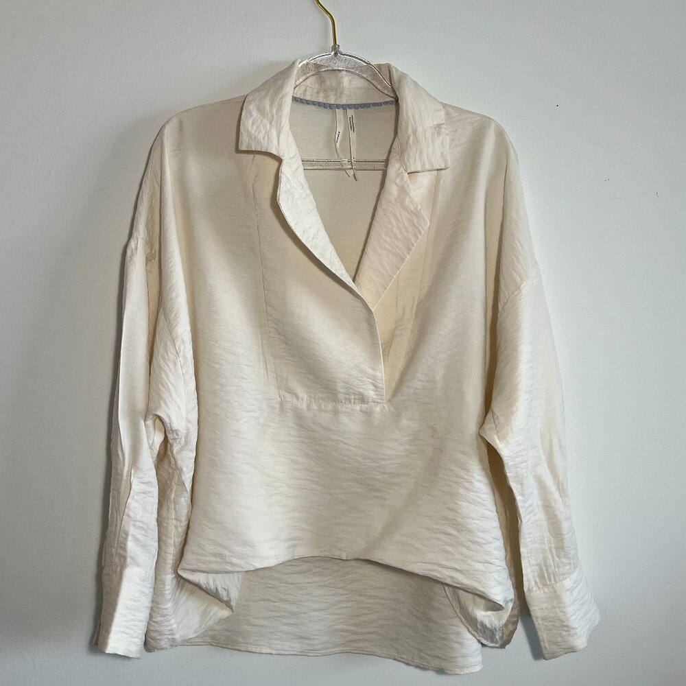 Anthropologie Women's blouse, Cream,  high/low, V-neck collar and lapel Size S/M